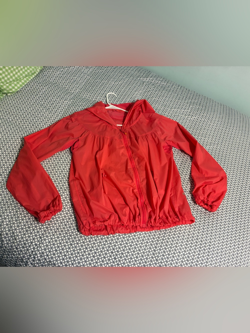 lululemon athletica pink hooded Lightweight Packable Jacket size medium.